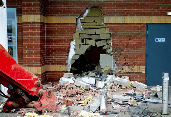 劫匪利用挖掘機的機械臂移走ATM機，留下滿地狼藉