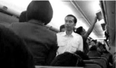 網(wǎng)友拍攝的佐科坐經(jīng)濟(jì)艙  網(wǎng)友拍攝的佐科坐經(jīng)濟(jì)艙