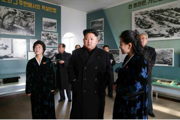 當(dāng)?shù)貢r間2014年11月25日，據(jù)朝鮮《勞動新聞》報道，朝鮮領(lǐng)導(dǎo)人金正恩和妹妹金與正一起視察朝鮮反美