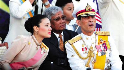 蒙西拉米左與哇集拉隆功王儲右一同參加活動。