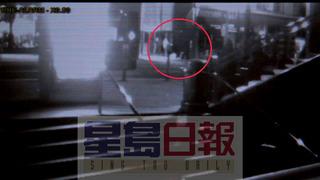 視頻拍到一名兇徒不斷踢打林泰紅圈內(nèi)。美國(guó)《星島日?qǐng)?bào)》