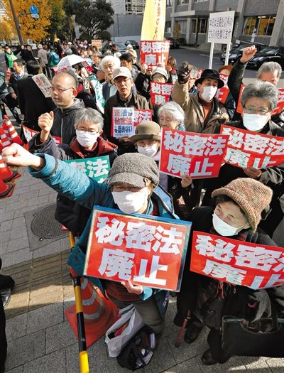 10日，日本東京，民眾聚集在首相官邸前，抗議當(dāng)天生效的《特定秘密保護(hù)法》。