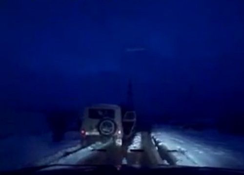 　　警察成功打開可疑汽車的車門并登上汽車，司機見狀立即停車及棄車逃走，警察則下車繼續(xù)追捕司機。