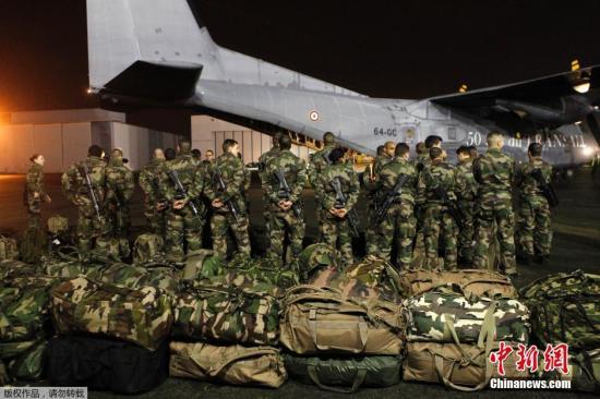 當(dāng)?shù)貢r(shí)間1月7日，法國(guó)軍人抵達(dá)巴黎布爾歇機(jī)場(chǎng)。他們將被部署在巴黎，以增強(qiáng)巴黎市的安保力量。