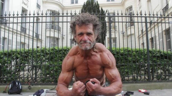 巴黎50歲流浪漢薩亞戈·雅克擁有一身壯碩的肌肉。（網(wǎng)頁截圖）