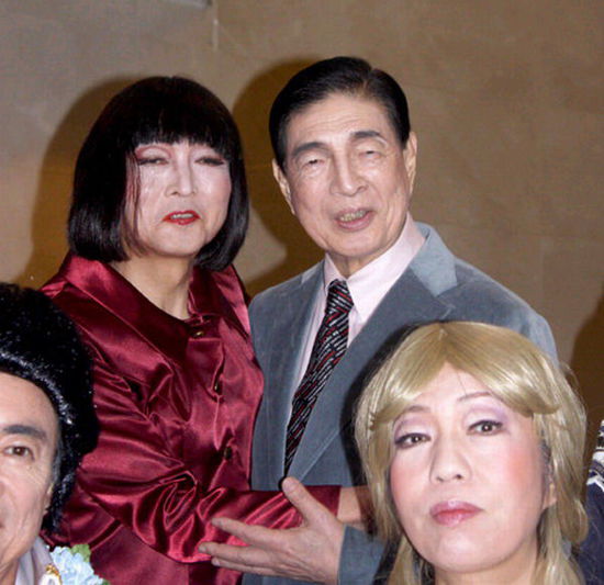 日本前首相鳩山由紀(jì)夫（后排左一）女性扮相演出音樂?。ňW(wǎng)頁截圖）