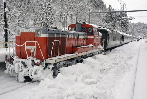 JR一臥鋪特急列車，因大雪在JR奧羽線津輕湯站附近拋錨，約130名乘客不得不在車上過夜。