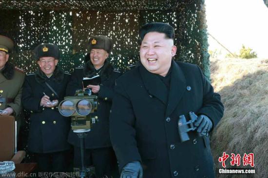 資料圖：當(dāng)?shù)貢r(shí)間2015年1月31日，據(jù)朝鮮《勞動(dòng)新聞》報(bào)道，朝鮮最高領(lǐng)導(dǎo)人近日視察朝鮮海空軍聯(lián)合演習(xí)，演習(xí)中還出動(dòng)了戰(zhàn)斗機(jī)和潛艇。