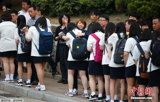 部分遇難學生的家長當天到學校迎接生還學生，學生和家長互相安慰和鼓勵。