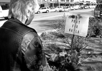 2月10日，美國亞利桑那州，民眾獻(xiàn)花悼念遇難的美國人質(zhì)米勒。圖/東方IC