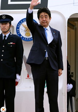 安倍在機(jī)場告別，面色凝重