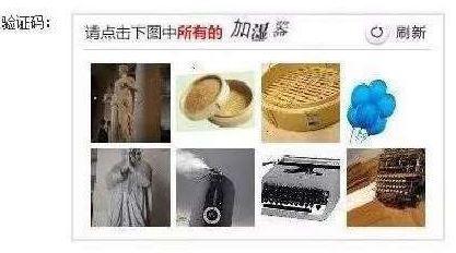 澎湃新聞記者從鐵路上海站了解到，目前窗口售票采用的系統(tǒng)與12306網(wǎng)購不同，購票者通過身份證件的驗證，即可購票。根據(jù)往年經(jīng)驗，每年臘月二十三到二十九的火車票最為緊俏，對應的網(wǎng)絡購票日期為12月4日至10日，春運火車票搶票也進入最白熱化的狀態(tài)。對此，鐵路部門提醒，如果沒能在第一時間買到票，旅客不妨在起售時間30分鐘后、開車前15天和開車前1天三個時間點“撿漏”，可能會有意外的收獲。