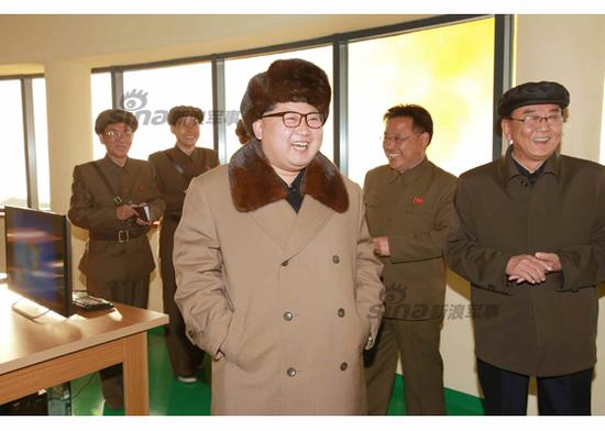 金正恩現(xiàn)場指導(dǎo)工作。