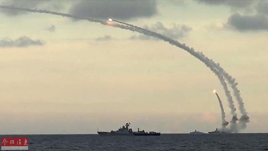 圖為里海艦隊(duì)軍艦從里海水域發(fā)射18枚“口徑-NK”巡航導(dǎo)彈。