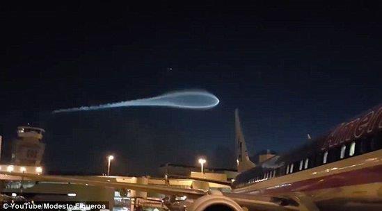 美國邁阿密機(jī)場驚現(xiàn)超大UFO 險(xiǎn)撞飛機(jī)