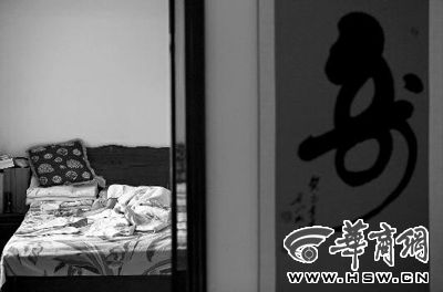 昨日，徐萬發(fā)躺在自家床上，鼻子插著氧氣管 記者張杰攝