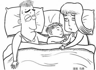漫畫圖：男孩與父母同床睡。