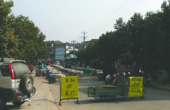 簡陽董家埂鄉(xiāng)，主干道被占道擺酒席