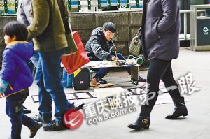街頭，張啟輝將自己的作品擺放出售。