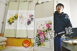 靠一根拇指夾畫筆，張啟輝繪出美麗色彩。