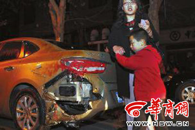 豐慶路226號的足浴店起火殃及樓下車輛，一個車主將車搶救出來后仍驚魂未定