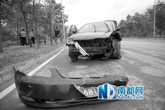 男子搶的比亞迪轎車車頭損毀嚴重。