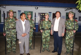 　5月17日，岳陽監(jiān)獄，自稱是聯(lián)合國官員的男子被當(dāng)場抓獲。圖/通訊員續(xù)暖和