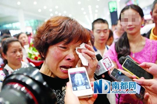 昨日，被拐25年的翁女士(粉紅色衣服者)與生母在深圳機場見面。