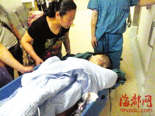 鄭老師被刺傷后，被急送至市二醫(yī)院治療