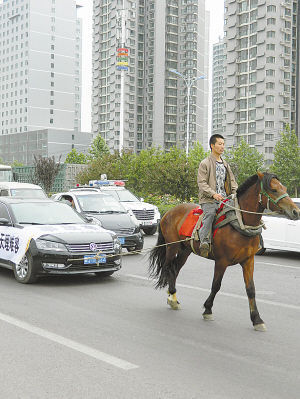 　馬拉汽車引人關注。