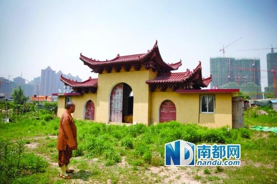 十里古寺2008年被拆,現(xiàn)在只剩下一個廟門。南都記者 陳志剛 攝