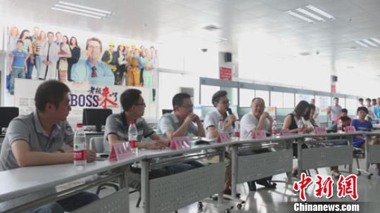 　招聘會現(xiàn)場，用人單位老板一字排開，與求職者面對面交流　李超慶　攝