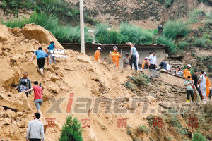昨日，公安、消防人員在事故現(xiàn)場搜救