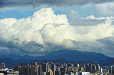 昨天，寧波出現(xiàn)了藍(lán)天白云的天氣，能見(jiàn)度非常好。記者徐佳偉攝