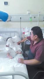 伏登順與女兒在一起。