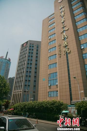 事發(fā)的醫(yī)院門口。 李晨韻 攝