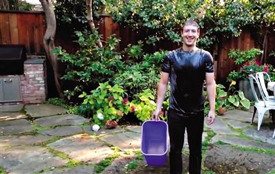 8月13日，F(xiàn)acebook CEO扎克伯格應(yīng)新澤西州州長挑戰(zhàn)將一桶冰水從自己頭上淋下，他表示所做的一切都是為了慈善，并挑戰(zhàn)比爾·蓋茨。