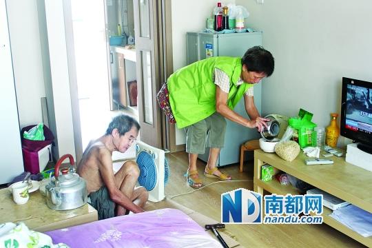 居民徐阿姨去看望何譚送老人，并送去熱湯