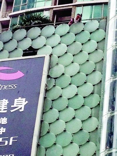 環(huán)亞廣場(chǎng)5樓露臺(tái)上，有一男子揚(yáng)言跳樓。