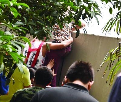 2小時(shí)后，該包工頭終于被抱下來了。