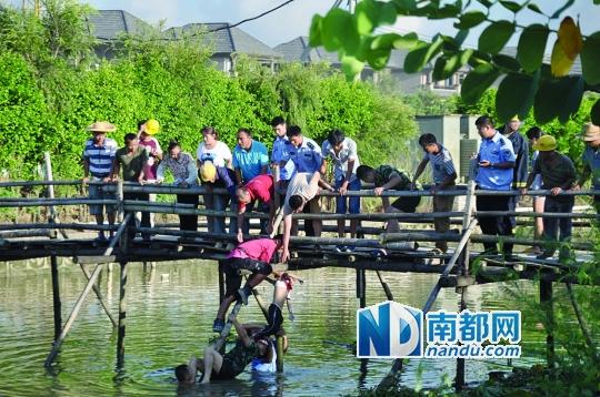 救援人員合力打撈起落水女孩，后經(jīng)醫(yī)護(hù)人員確認(rèn)已經(jīng)死亡。受訪者供圖