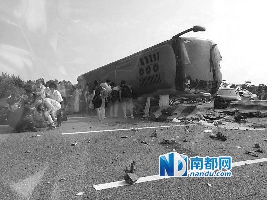 現(xiàn)場大客車側(cè)翻，玻璃碎落一地，車身卡在路邊水泥護欄上。 目擊者供圖