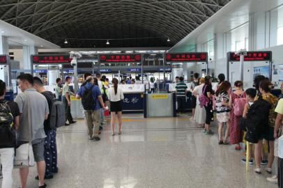 成都市民排隊準備出境。