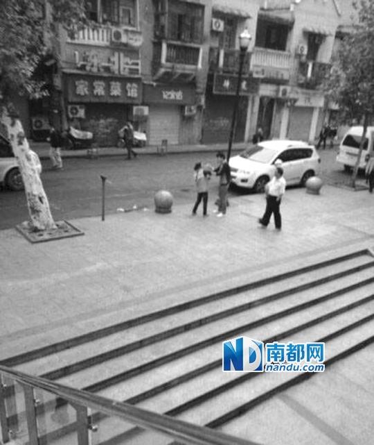 10月18日，武漢一男子抓住環(huán)衛(wèi)工打耳光。