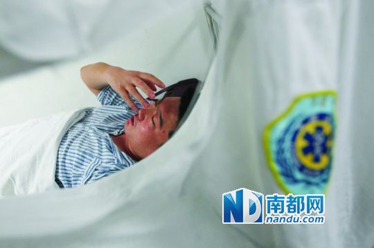 19日，北大深圳醫(yī)院，透過被撕破的工作服，急診科醫(yī)護(hù)人員申洪濤身體多處被醉酒男子抓傷。