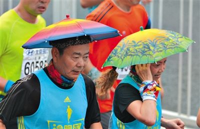 兩名戴著傘帽的參賽者正在參加比賽。