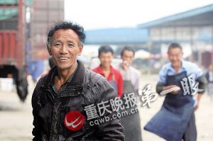 唐再海因為皮膚黝黑，工友們都打趣地稱呼他為“非洲人”。