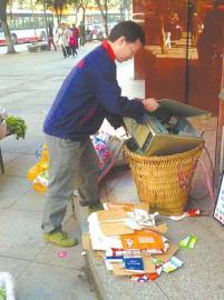 王光偉靠收廢品拾荒為生，每月僅有1000元的微薄收入。