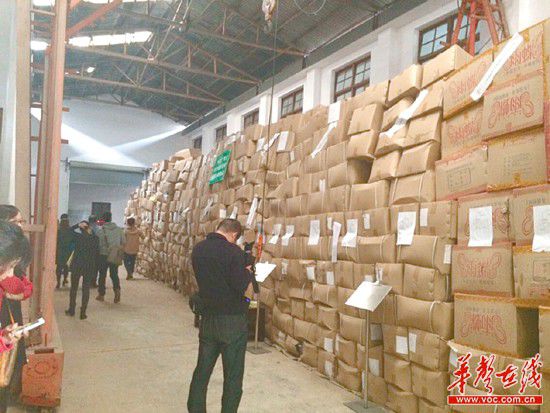 11月5日，執(zhí)法人員清理出來的假安全套把上千平方米的倉庫堆得滿滿的。