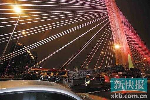 昨日深夜，橋上東側(cè)空出兩條車(chē)道用來(lái)救援。